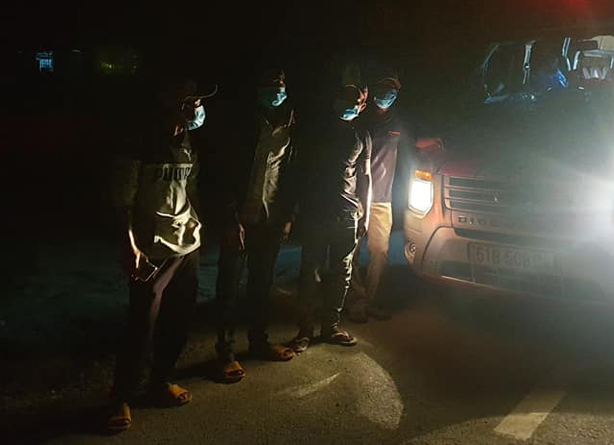 SOS hỗ trợ 4 ngư dân đi bộ từ Ninh Thuận về Phú Yên trong đêm - Ảnh 2.