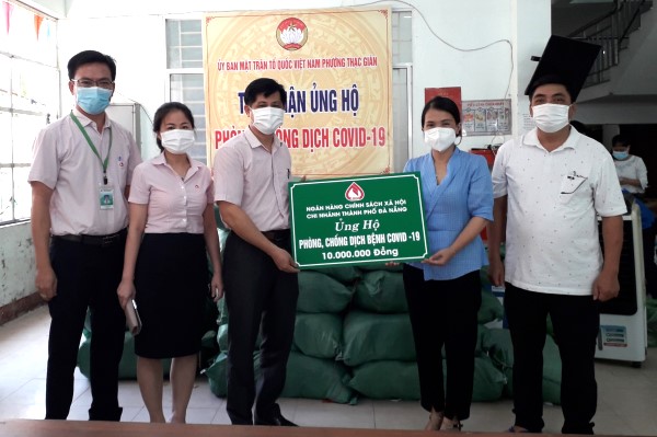 Ngân hàng Chính sách xã hội Chi nhánh Đà Nẵng tiếp sức cùng các phường đang giãn cách xã hội - Ảnh 2.