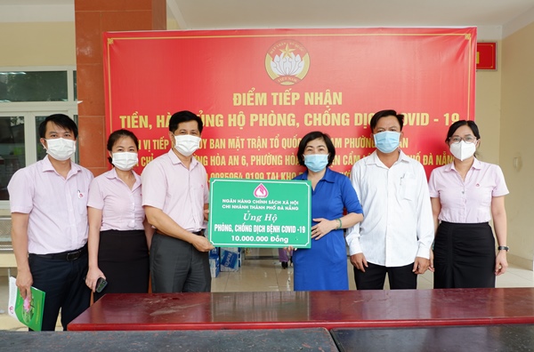 Ngân hàng Chính sách xã hội Chi nhánh Đà Nẵng tiếp sức cùng các phường đang giãn cách xã hội - Ảnh 4.