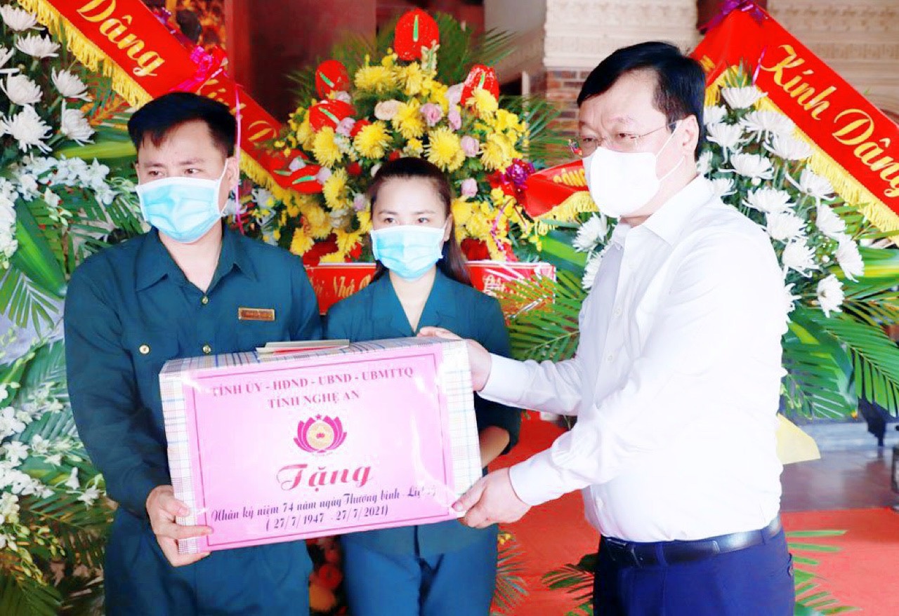 Chủ tịch Nghệ An Nguyễn Đức Trung:‘Cấp ủy, chính quyền cần chăm lo tốt hơn nữa đời sống gia đình chính sách, người có công’ - Ảnh 2.