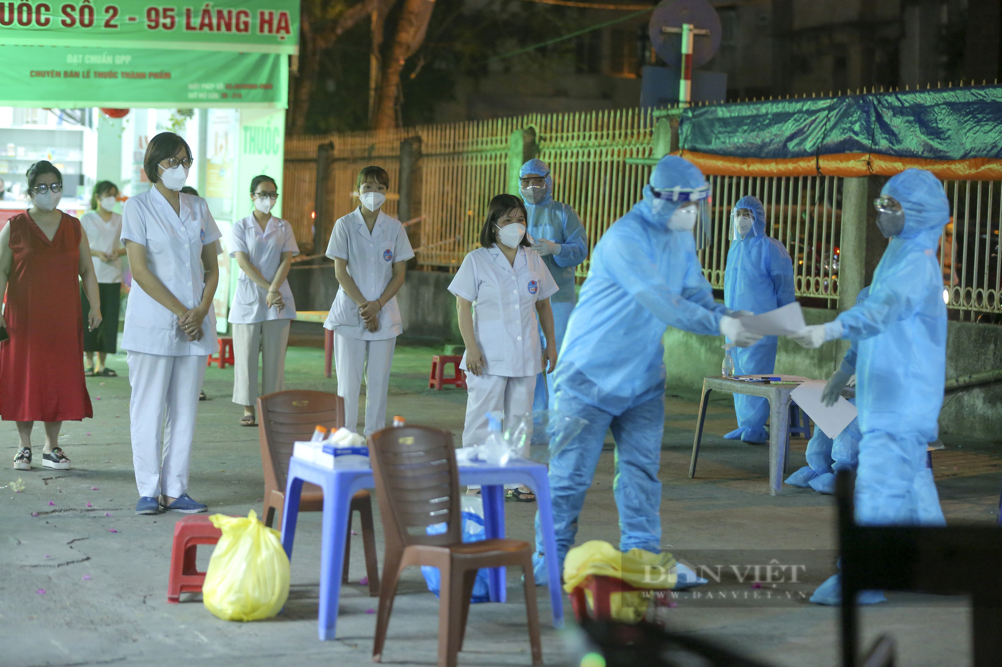 Hà Nội thêm 19 ca dương tính SARS-CoV-2, nhiều nhân viên nhà thuốc lây nhiễm ngoài cộng đồng - Ảnh 2.