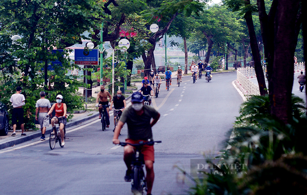 Tây Hồ, Hà Nội: Bất chấp lệnh &quot;ở nhà&quot;, người dân xuống đường, ra vườn hoa tập thể dục - Ảnh 1.