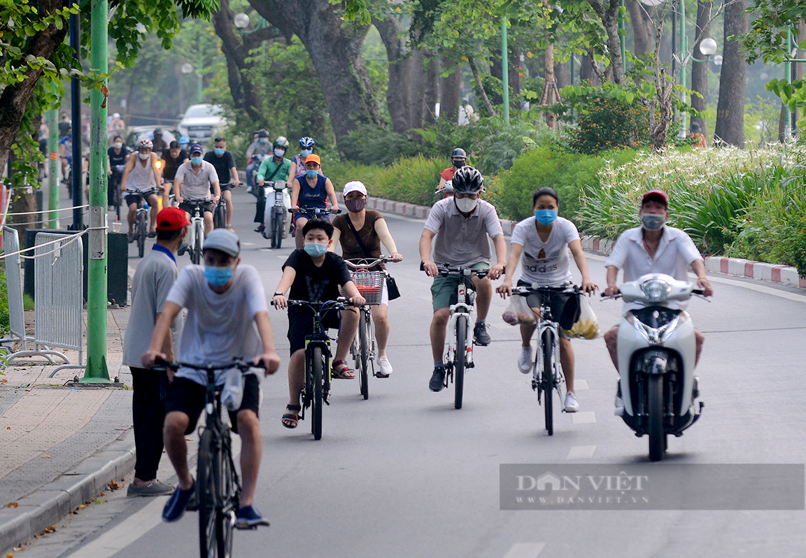 Tây Hồ, Hà Nội: Bất chấp lệnh &quot;ở nhà&quot;, người dân xuống đường, ra vườn hoa tập thể dục - Ảnh 2.