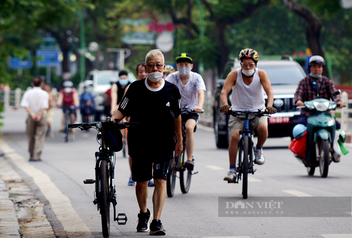Tây Hồ, Hà Nội: Bất chấp lệnh &quot;ở nhà&quot;, người dân xuống đường, ra vườn hoa tập thể dục - Ảnh 3.