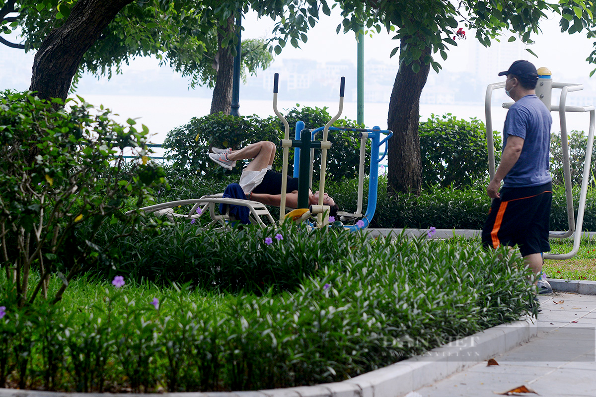 Tây Hồ, Hà Nội: Bất chấp lệnh &quot;ở nhà&quot;, người dân xuống đường, ra vườn hoa tập thể dục - Ảnh 4.