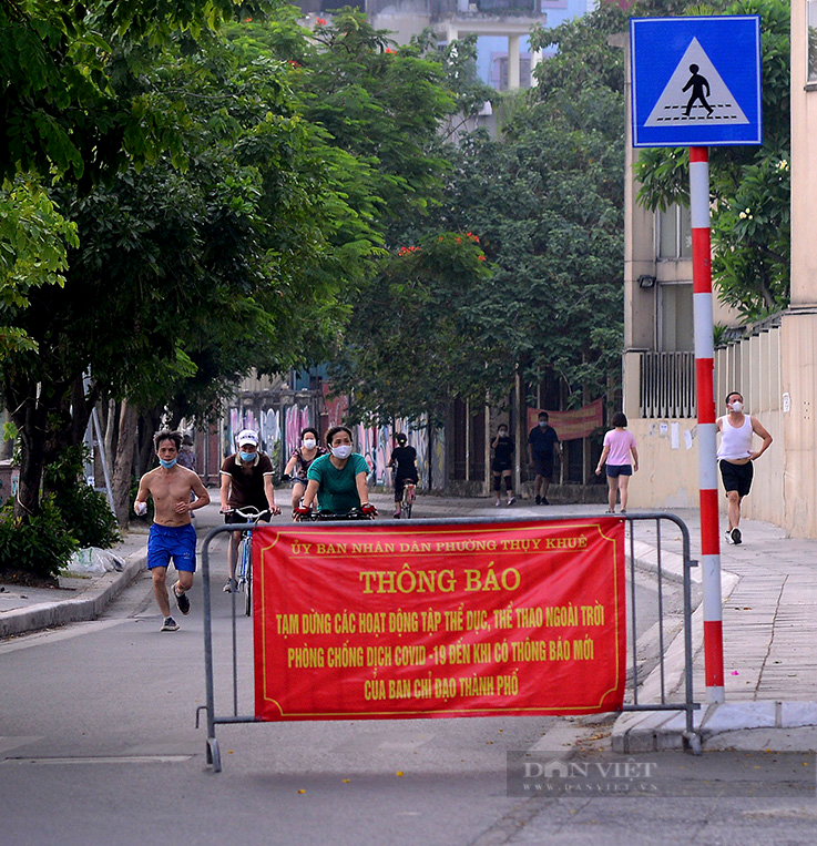 Tây Hồ, Hà Nội: Bất chấp lệnh &quot;ở nhà&quot;, người dân xuống đường, ra vườn hoa tập thể dục - Ảnh 6.