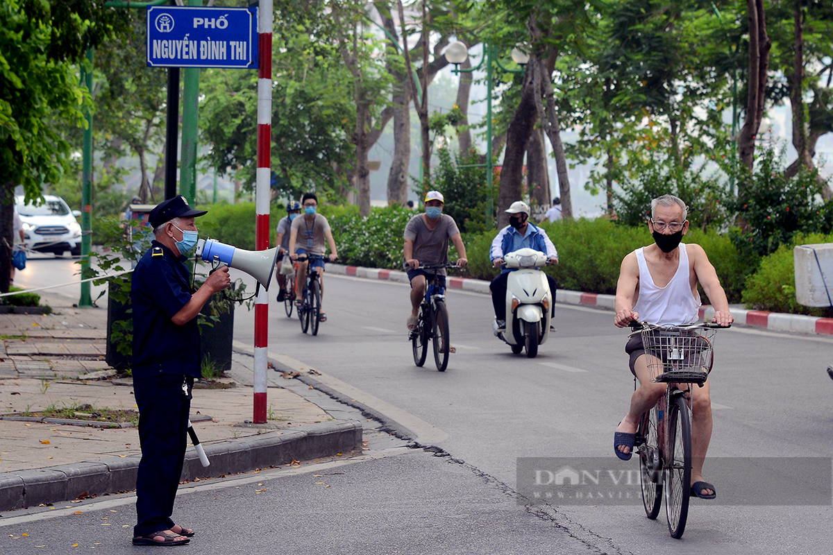 Tây Hồ, Hà Nội: Bất chấp lệnh &quot;ở nhà&quot;, người dân xuống đường, ra vườn hoa tập thể dục - Ảnh 7.