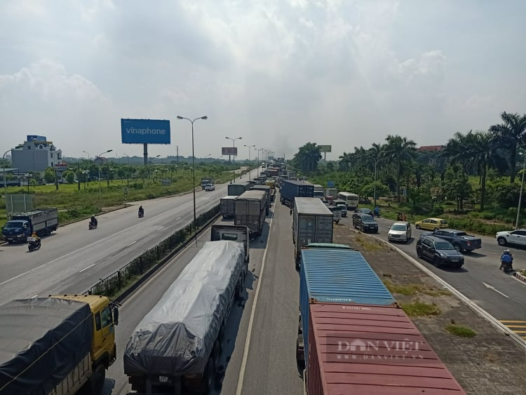 Giao thông “tê liệt” trên QL5  nhiều giờ, đoạn từ TP Hải Dương đến Hải Phòng - Ảnh 1.