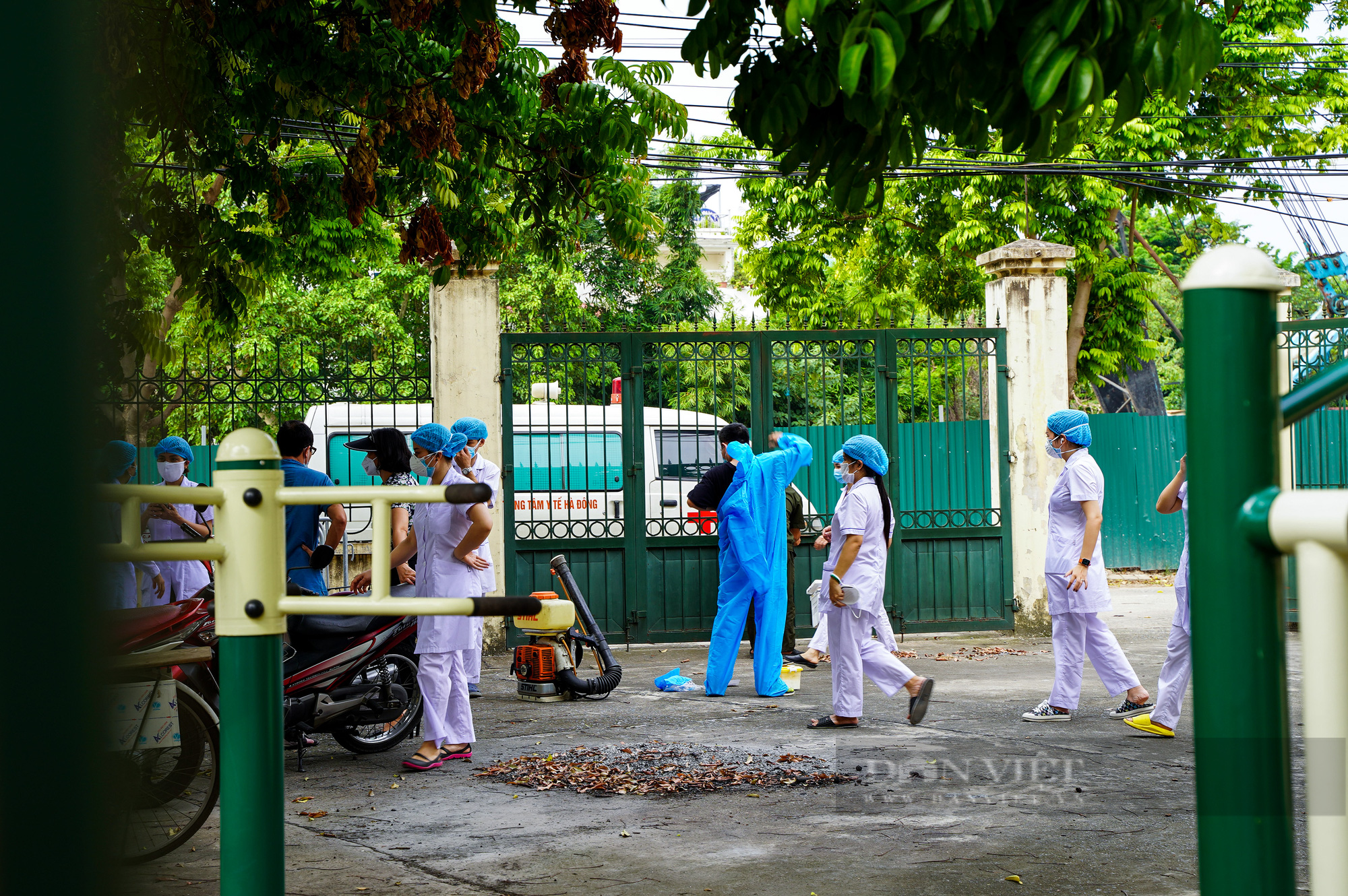 Thần tốc phong toả, lấy mẫu xét nghiệm tại khu dân cư có liên quan đến 95 Láng Hạ - Ảnh 3.