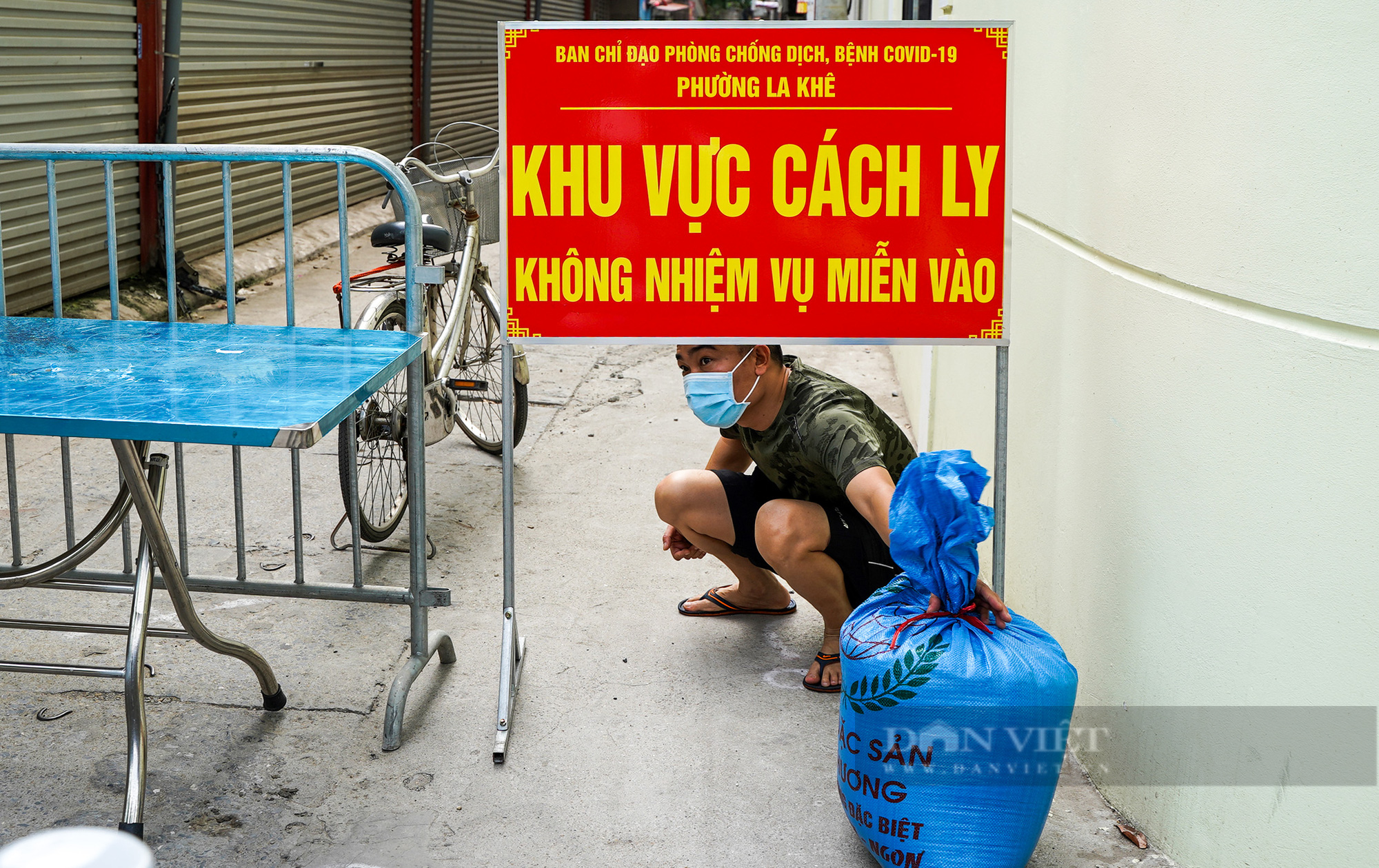 Thần tốc phong toả, lấy mẫu xét nghiệm tại khu dân cư có liên quan đến 95 Láng Hạ - Ảnh 9.