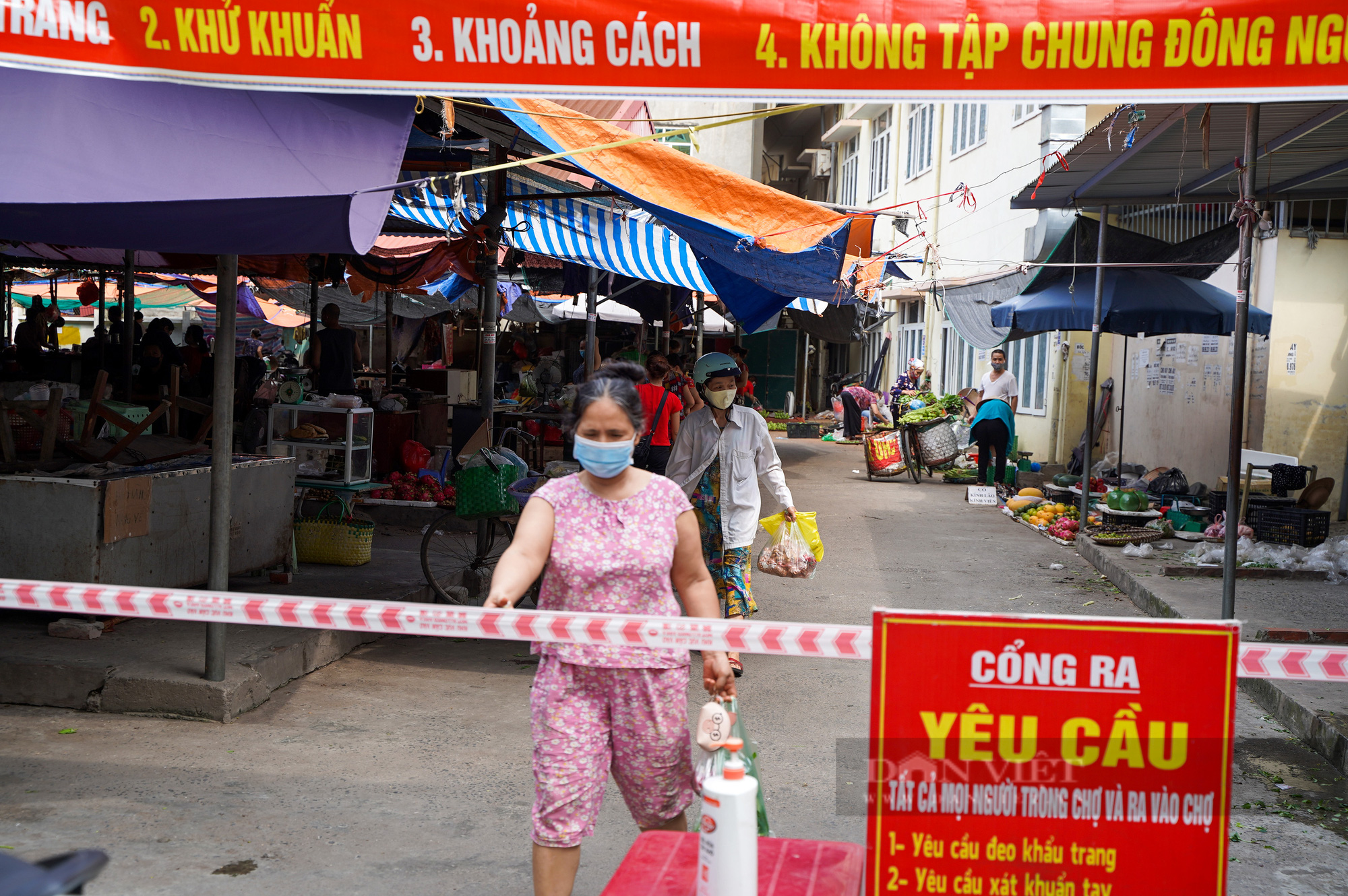 Thần tốc phong toả, lấy mẫu xét nghiệm tại khu dân cư có liên quan đến 95 Láng Hạ - Ảnh 12.