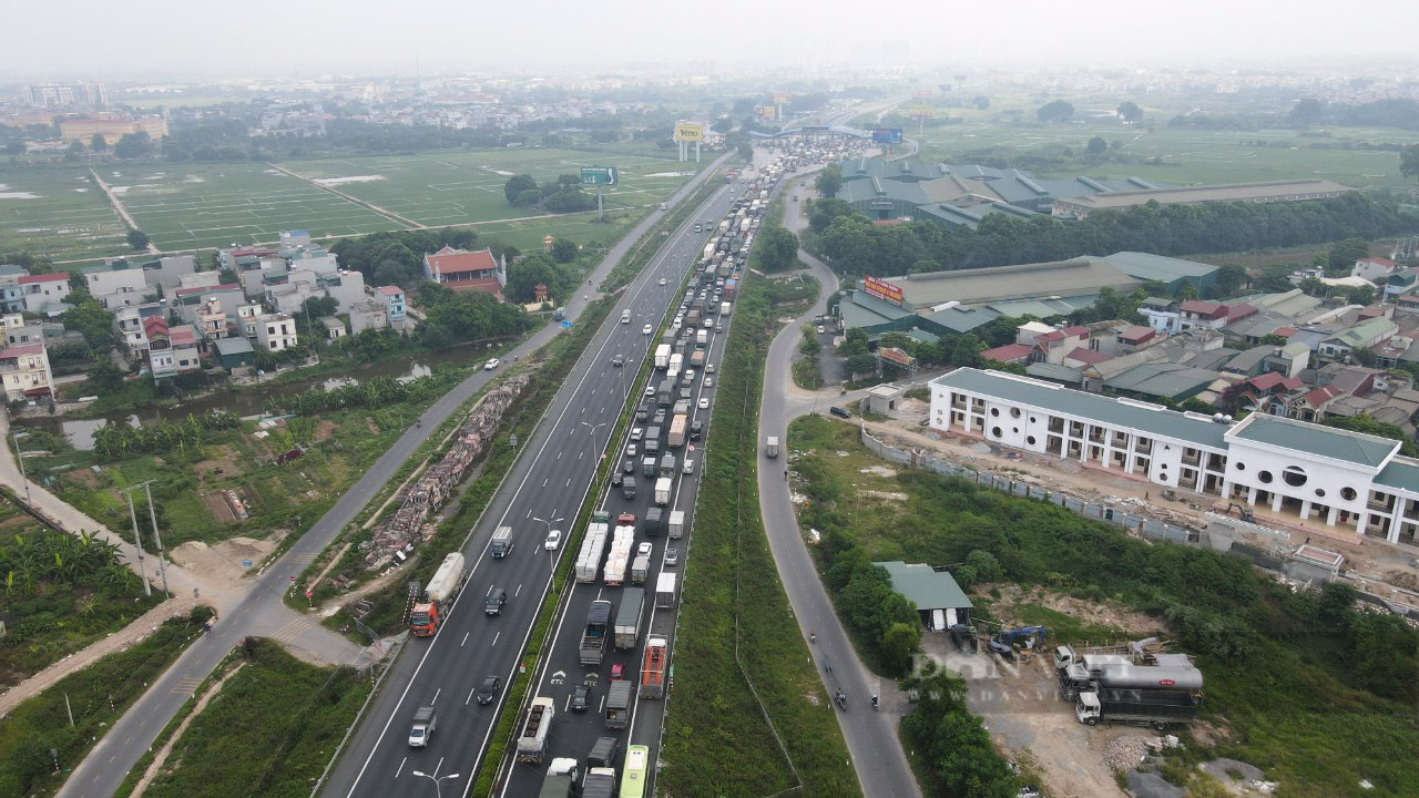 Ùn xe hàng km ở chốt Pháp Vân-Cầu Giẽ, nhiều tài xế thiếu giấy xét nghiệm - Ảnh 10.