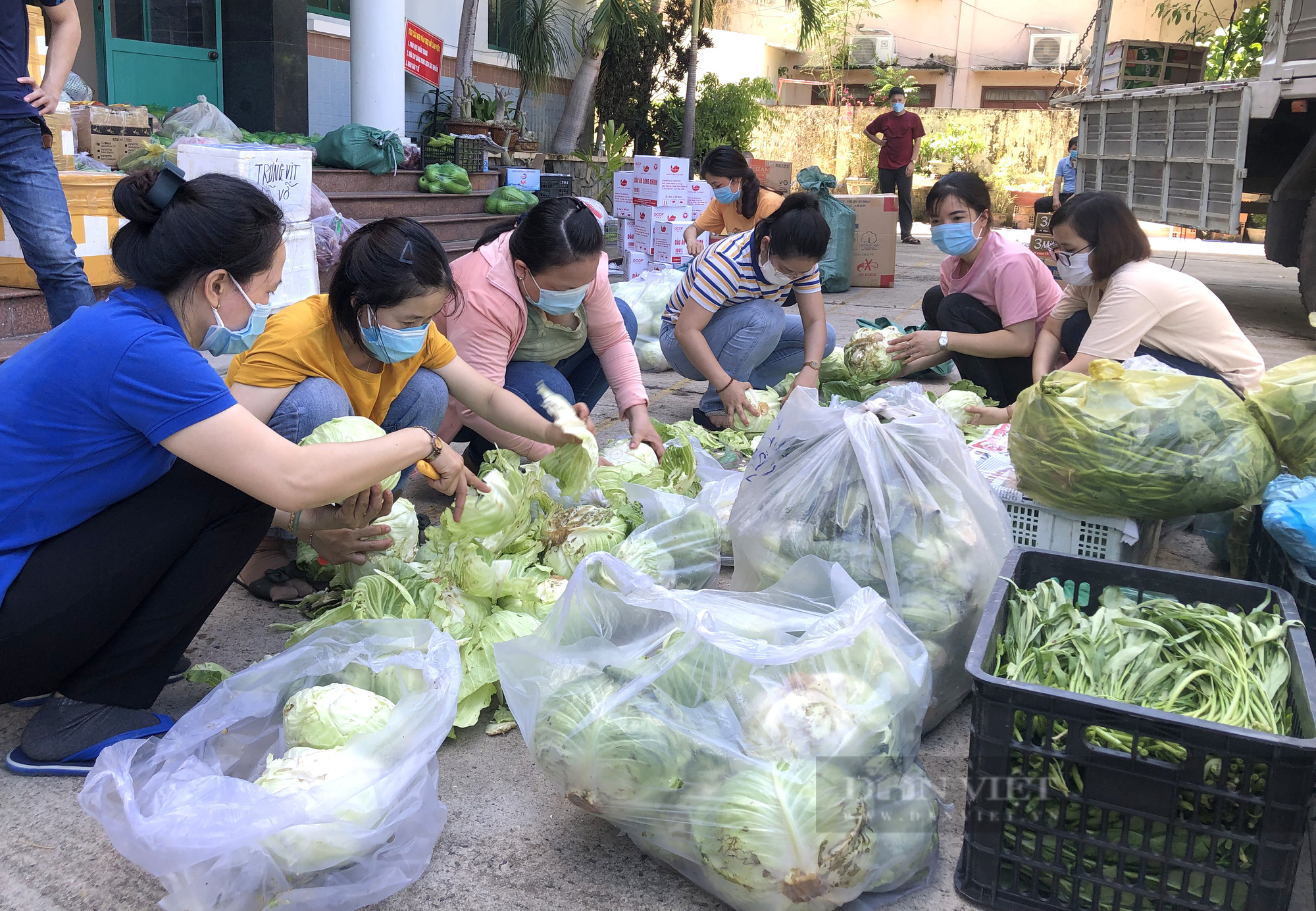 Bà con Bình Định gom góp “ân tình” đưa lên xe gửi vào Sài Gòn thân yêu - Ảnh 6.