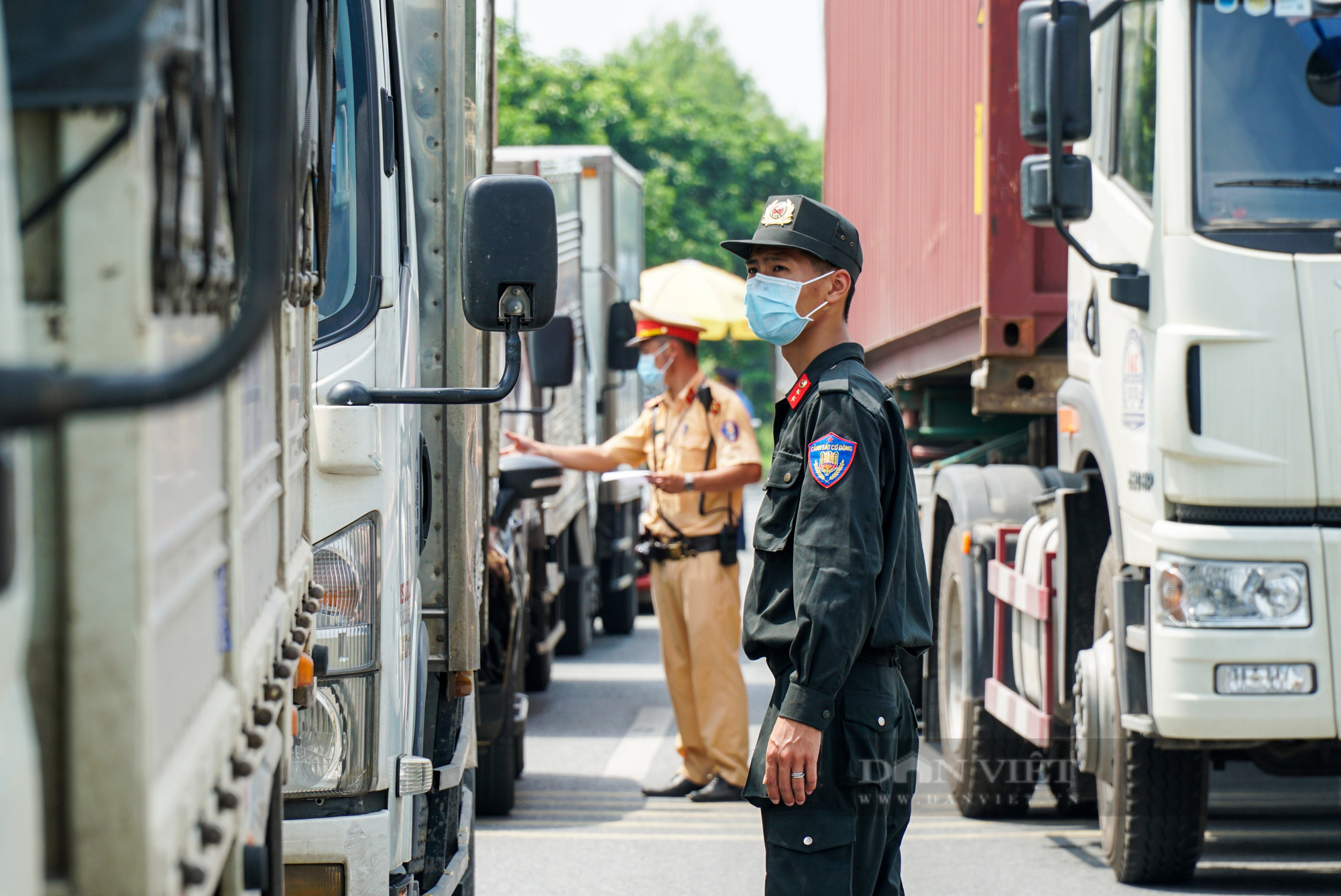 Chốt kiểm soát dịch Covid-19 tại cửa ngõ phía Bắc Thủ đô ùn tắc trừ trưa đến chiều tối - Ảnh 3.