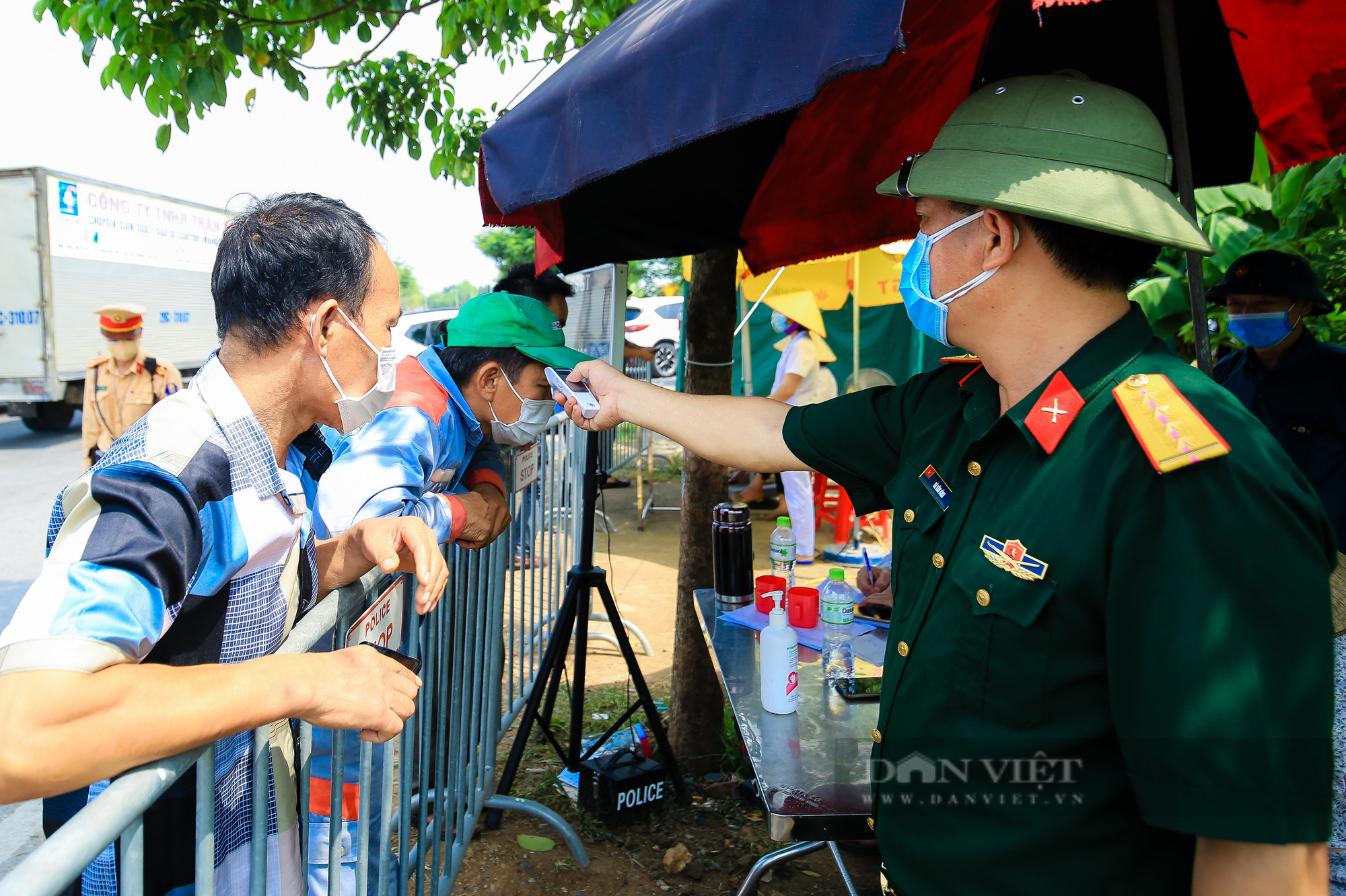 Chốt kiểm soát dịch Covid-19 tại cửa ngõ phía Bắc Thủ đô ùn tắc trừ trưa đến chiều tối - Ảnh 10.