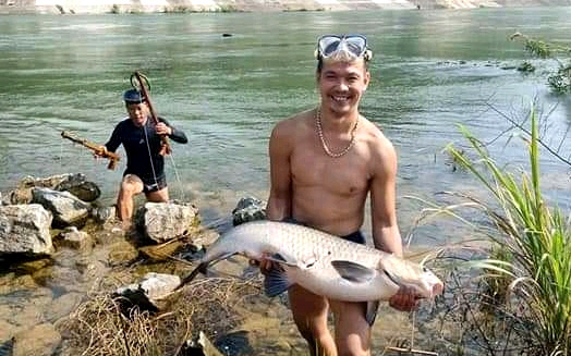 Tuyên Quang: Lặn xuống hồ sâu ngồi rình cá khủng bơi qua rồi phóng tên, vác con cá lên ai cũng trầm trồ