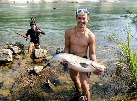 Tuyên Quang: Lặn xuống hồ sâu ngồi rình cá khủng bơi qua rồi phóng tên, vác con cá lên ai cũng trầm trồ - Ảnh 2.