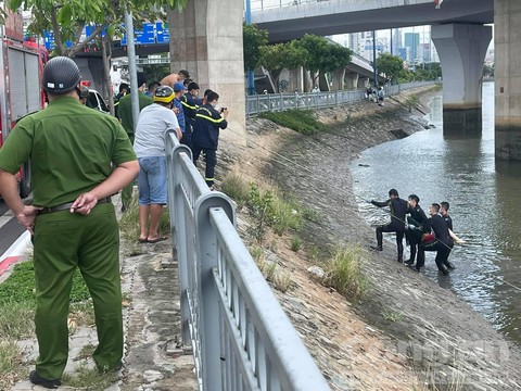 TP.HCM: Một phụ nữ lên cầu Nguyễn Văn Cừ nhảy xuống kênh tự tử - Ảnh 2.