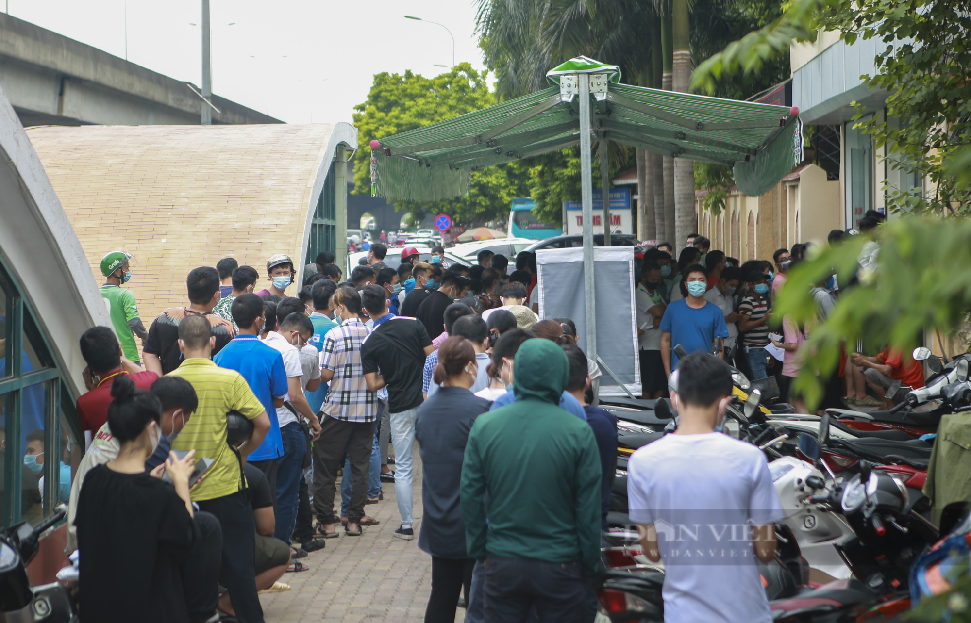 Hà Nội: Hàng trăm người chen chân để được xét nghiệm Covid-19 - Ảnh 8.