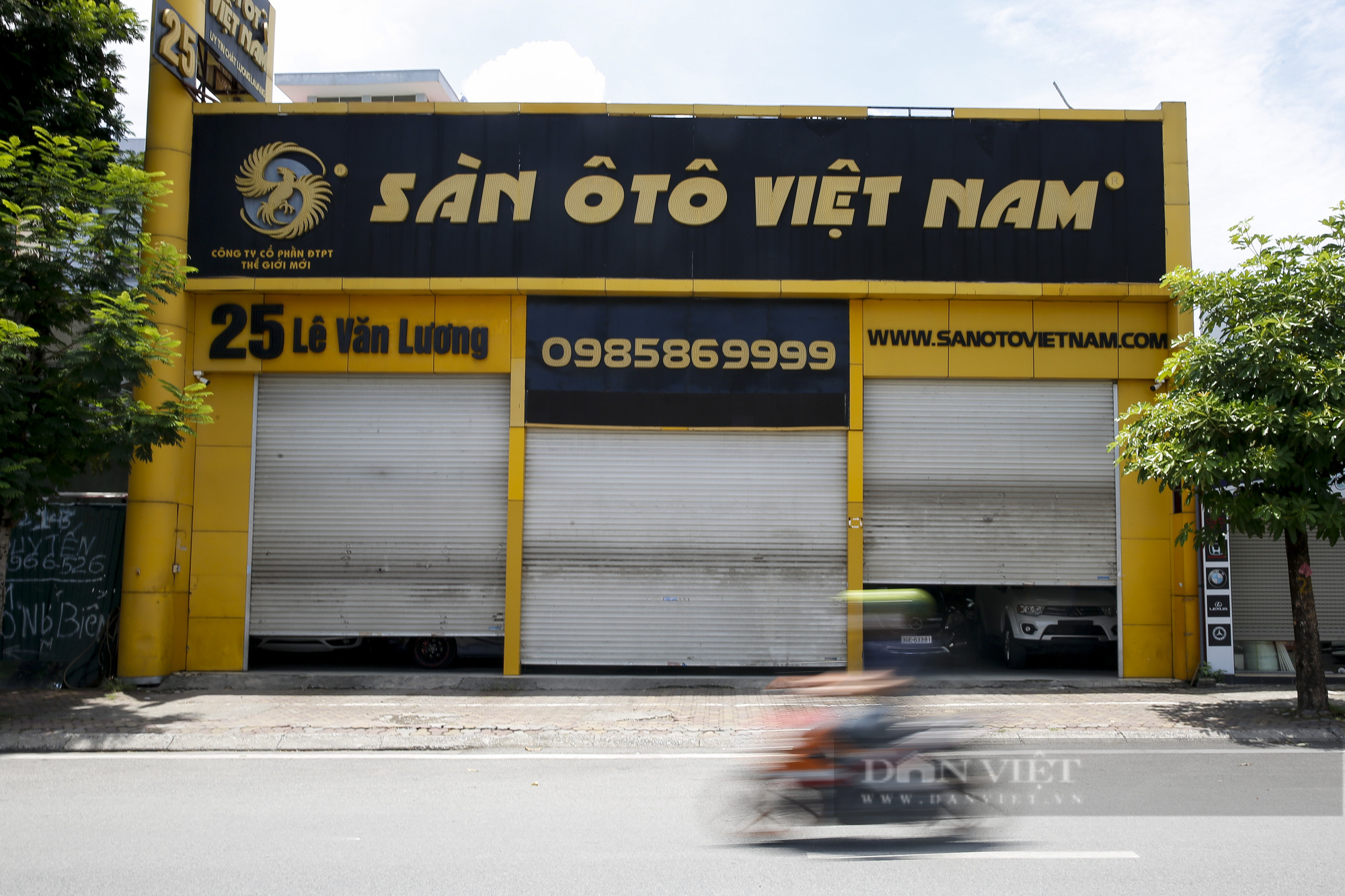 Hàng loạt showroom ô tô tại Hà Nội 'cửa đóng then cài' vì dịch Covid-19 - Ảnh 6.