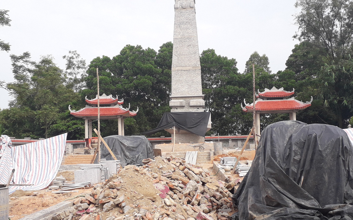 Thái Nguyên: Thi công cải tạo nghĩa trang liệt sỹ, nhà thầu dùng máy xúc "san phẳng" các ngôi mộ