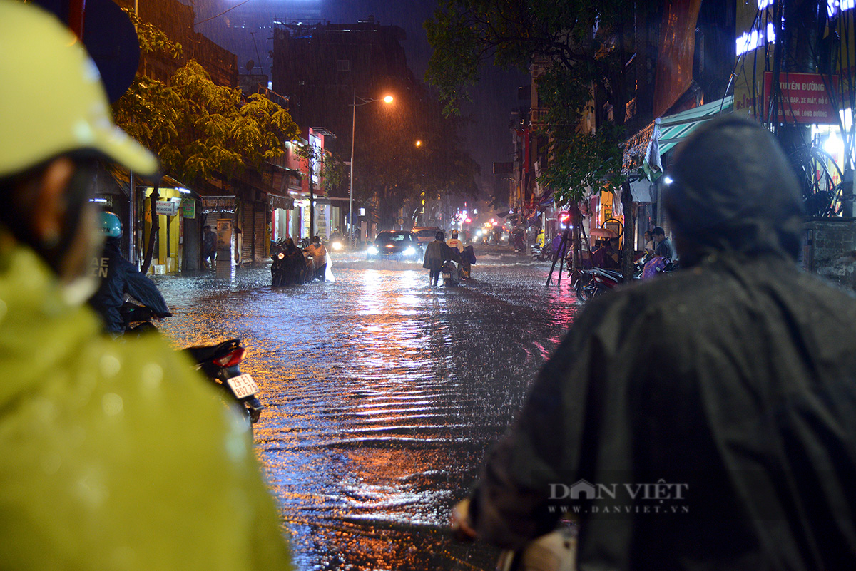 Hà Nội: Trong đêm, người dân bì bõm dắt xe di chuyển trên tuyến đường ngập nước - Ảnh 1.