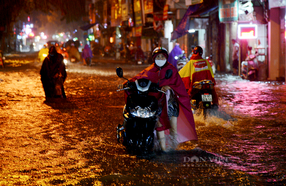 Hà Nội: Trong đêm, người dân bì bõm dắt xe di chuyển trên tuyến đường ngập nước - Ảnh 3.