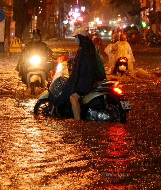 Hà Nội: Trong đêm, người dân bì bõm dắt xe di chuyển trên tuyến đường ngập nước - Ảnh 4.