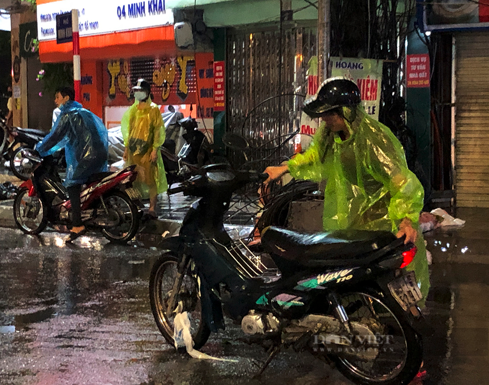 Hà Nội: Trong đêm, người dân bì bõm dắt xe di chuyển trên tuyến đường ngập nước - Ảnh 6.