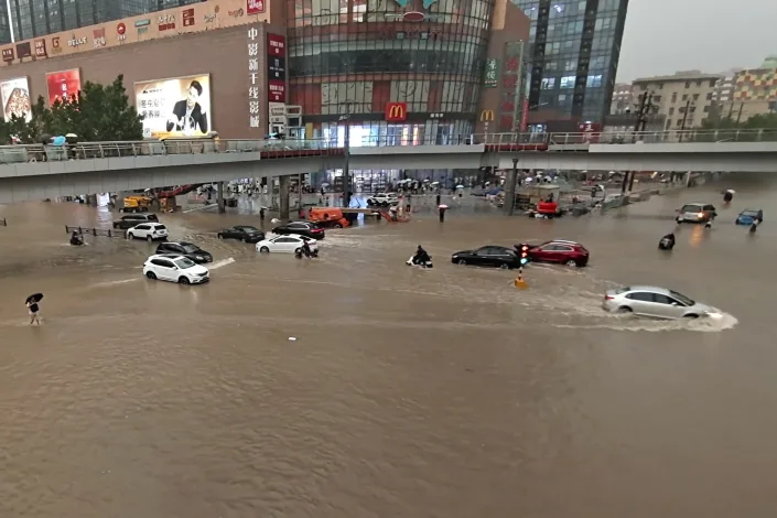 Ngập lụt biến đường phố Trung Quốc thành sông, 12 người chết - Ảnh 1.