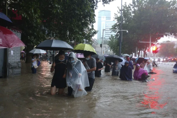 Ngập lụt biến đường phố Trung Quốc thành sông, 12 người chết - Ảnh 2.