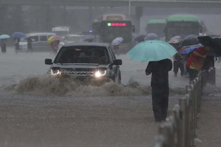 Ngập lụt biến đường phố Trung Quốc thành sông, 12 người chết - Ảnh 3.