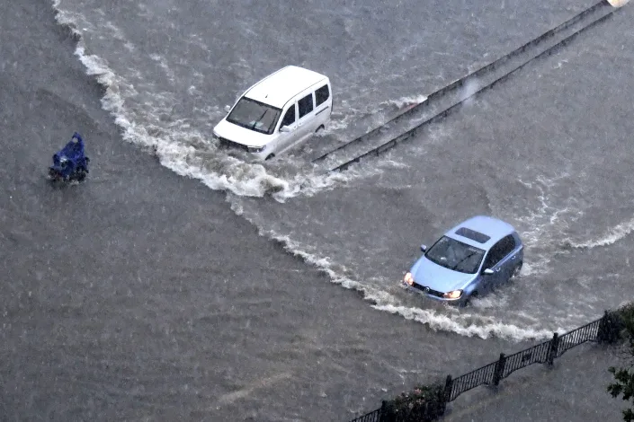 Ngập lụt biến đường phố Trung Quốc thành sông, 12 người chết - Ảnh 4.