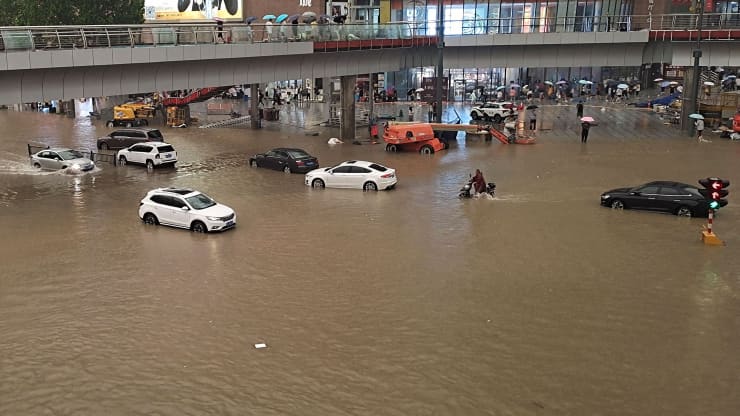 'Thành phố iPhone' của Trung Quốc di dời hơn 100.000 dân khi lũ lụt kinh hoàng đe dọa vỡ đập - Ảnh 1.