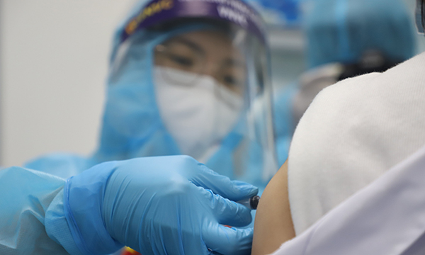 Thủ tướng Phạm Minh Chính yêu cầu kiểm tra, làm rõ thông tin ‘tiêm vaccine không cần đăng ký’ - Ảnh 2.