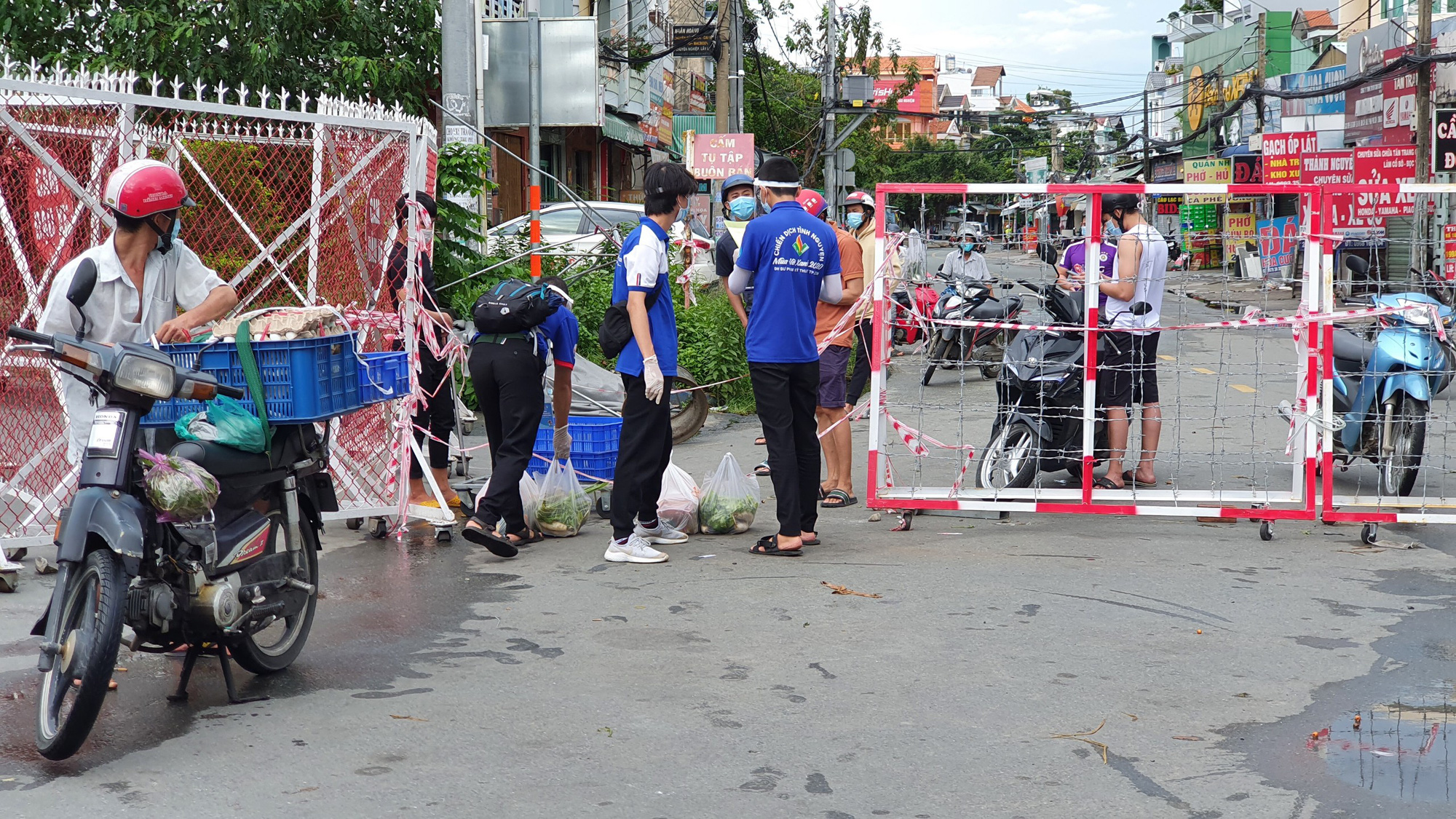 Sinh viên &quot;mắc kẹt&quot; tại TP.HCM: Truyền bí kíp ăn mì không nổi mụn, động viên nhau &quot;chiến đấu với Cô Vi&quot; - Ảnh 5.