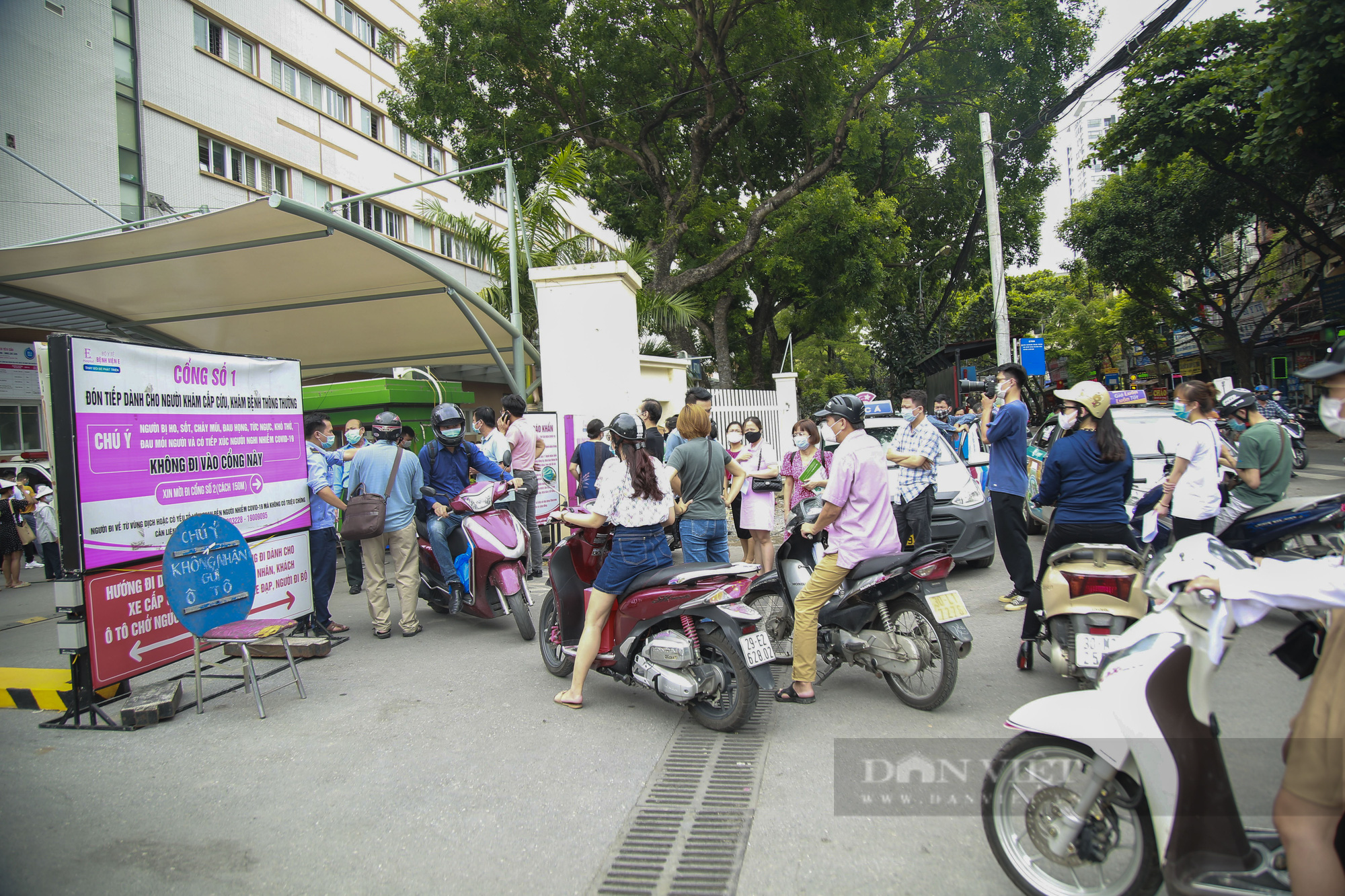 Hà Nội: Hàng trăm người chen chân đến Bệnh viện E chờ tiêm phòng vắc xin Covid-19 - Ảnh 12.