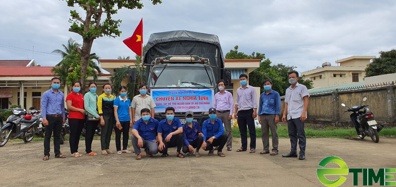 Bà con Bình Định gói ghém &quot;quà quê&quot; rau trứng, củ quả... gửi vào TP.HCM thân yêu - Ảnh 1.