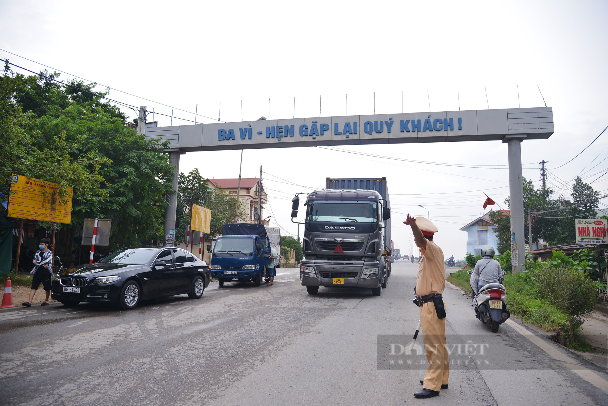 Người dân Hà Nội nhường nhà, &quot;tiếp tế&quot; cơm, nước uống chia sẻ với lực lượng làm nhiệm vụ phòng, chống dịch - Ảnh 1.