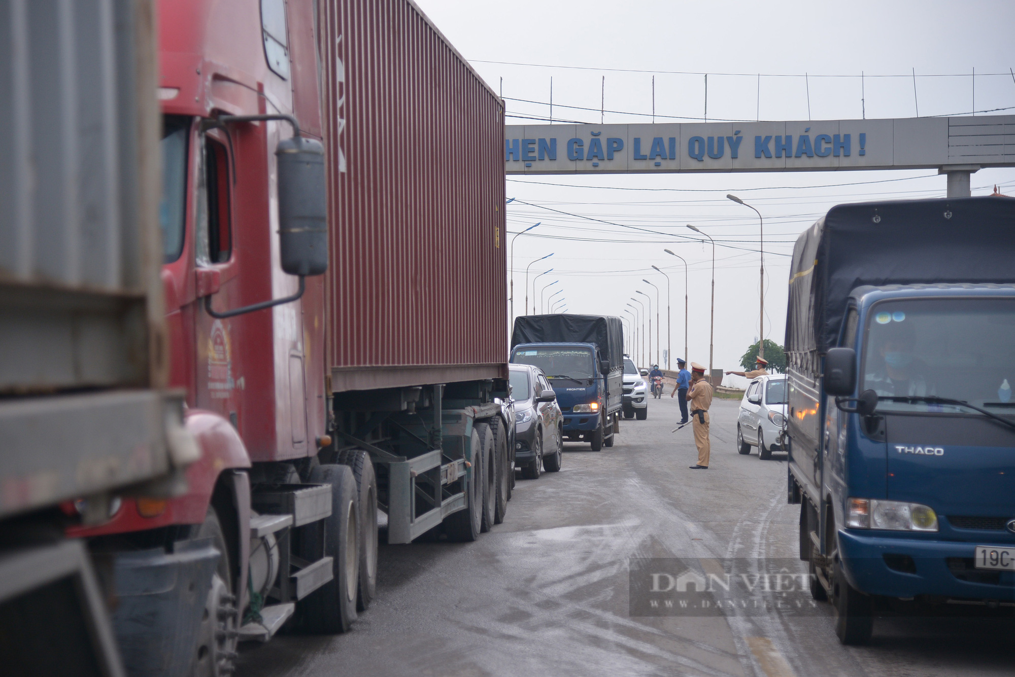 Người dân Hà Nội nhường nhà, &quot;tiếp tế&quot; cơm, nước uống chia sẻ với lực lượng làm nhiệm vụ phòng, chống dịch - Ảnh 2.