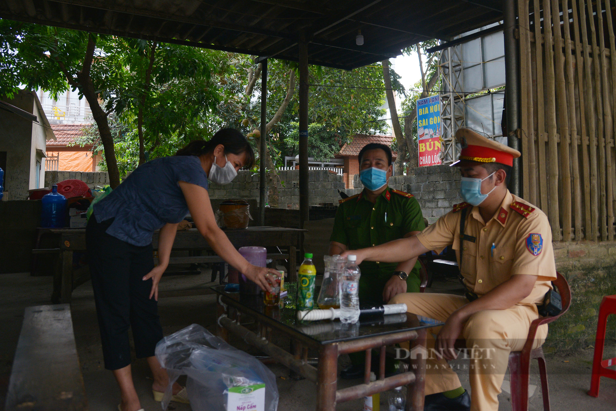 Người dân Hà Nội nhường nhà, &quot;tiếp tế&quot; cơm, nước uống chia sẻ với lực lượng làm nhiệm vụ phòng, chống dịch - Ảnh 7.