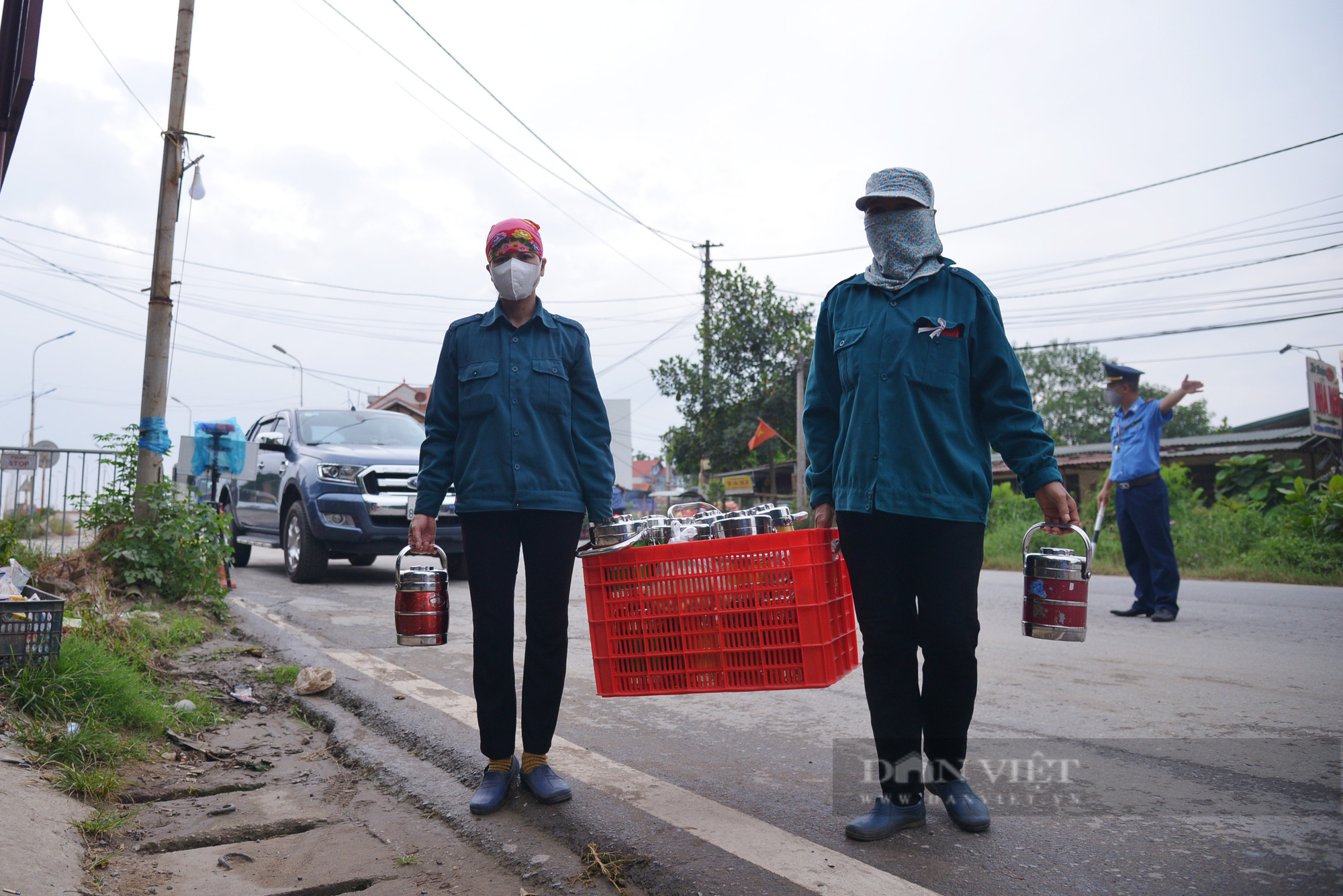 Người dân Hà Nội nhường nhà, &quot;tiếp tế&quot; cơm, nước uống chia sẻ với lực lượng làm nhiệm vụ phòng, chống dịch - Ảnh 8.