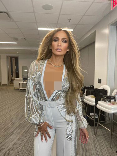Ở tuổi 51, Jennifer Lopez vẫn dễ dàng &quot;đốt mắt&quot; dân tình bằng vóc dáng gợi cảm - Ảnh 4.