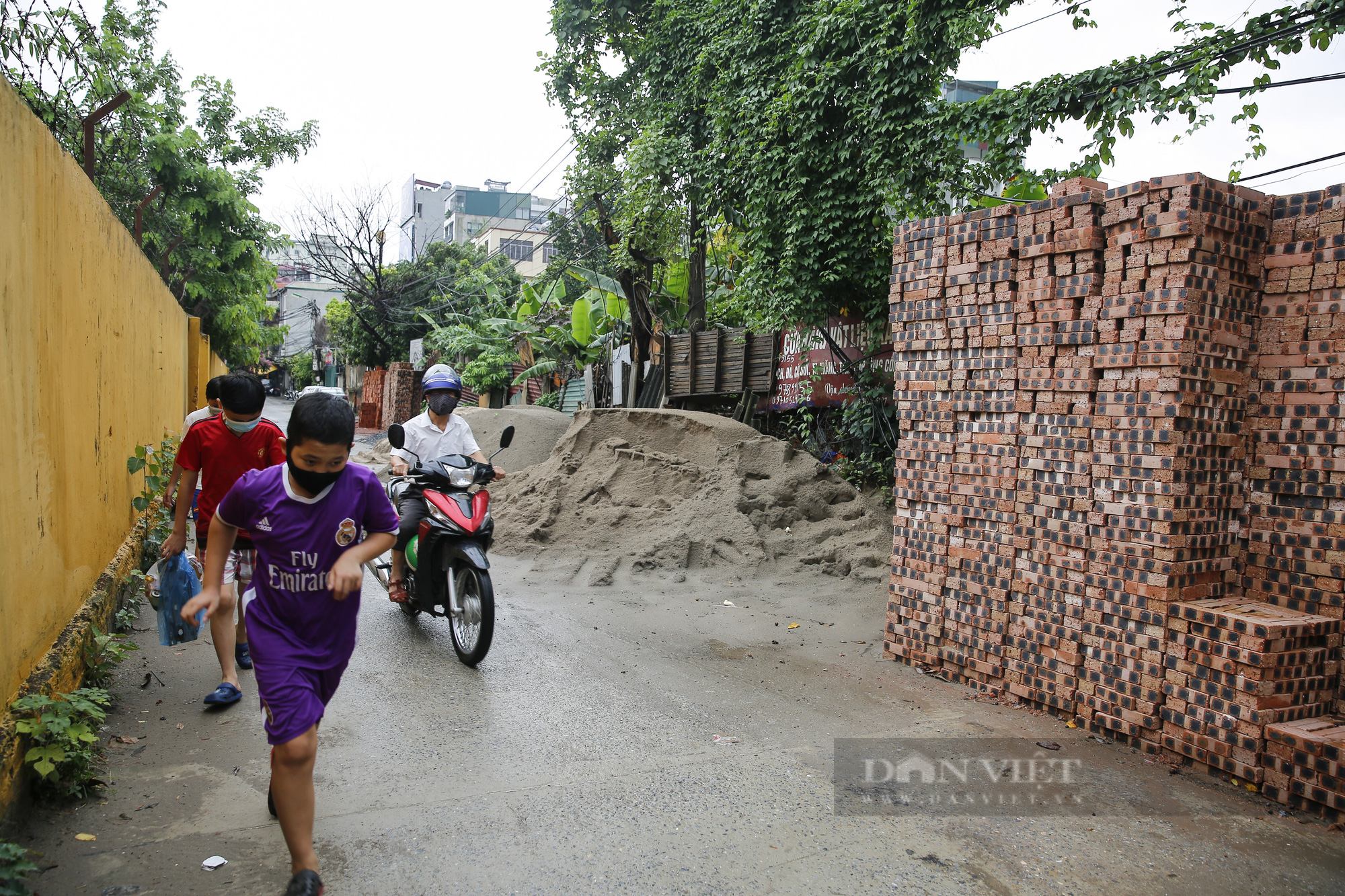 “Giậm chân tại chỗ” 7 năm, một hồ nước giữa trung tâm Hà Nội bị xâm lấn, ô nhiễm nặng - Ảnh 8.