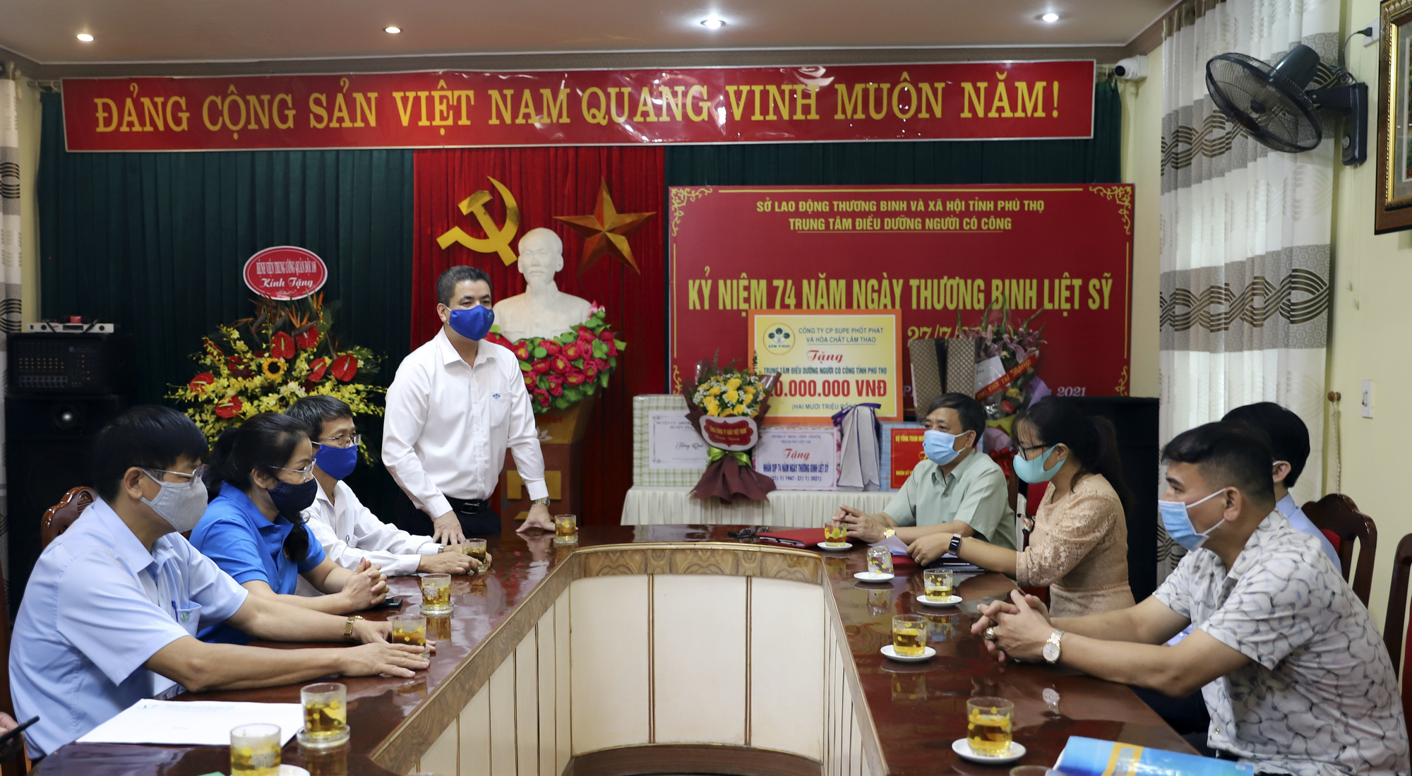 Supe Lâm Thao thăm, tặng quà Trung tâm Điều dưỡng người có công tỉnh Phú Thọ - Ảnh 1.