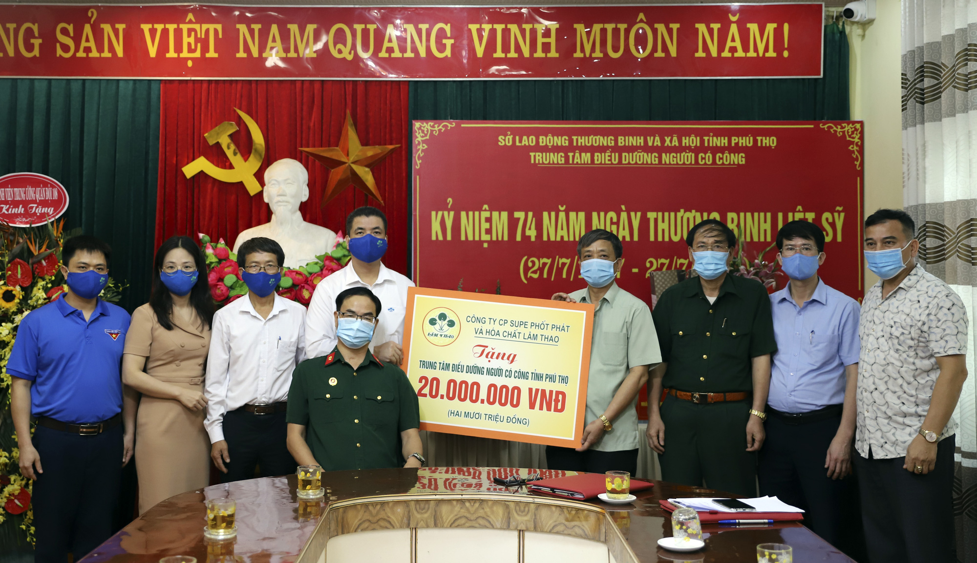 Supe Lâm Thao thăm, tặng quà Trung tâm Điều dưỡng người có công tỉnh Phú Thọ - Ảnh 2.