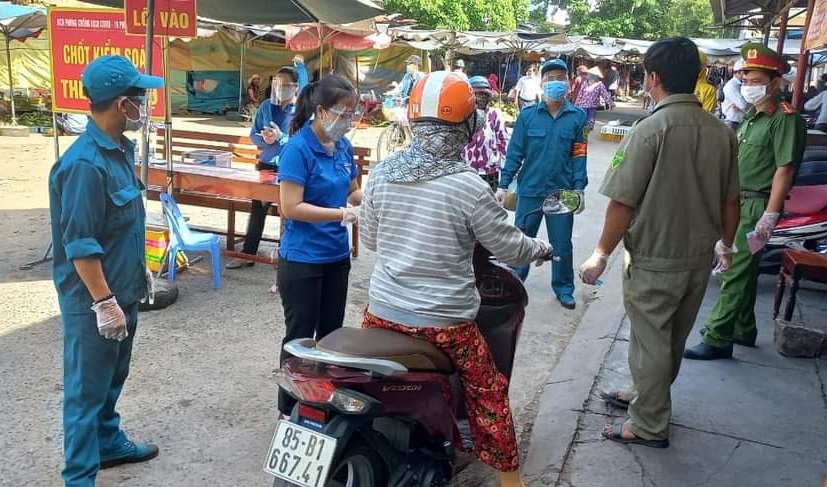 Để con nhỏ, mẹ già ở nhà, những nữ đoàn viên ra tuyến đầu chống dịch - Ảnh 6.