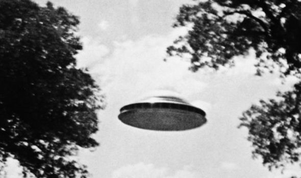 Lầu Năm Góc đang nắm giữ cảnh quay dài 23 phút về UFO? - Ảnh 1.