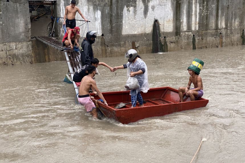 Philippines sơ tán hàng nghìn người khi mưa lớn gây ngập lụt khắp nơi - Ảnh 1.