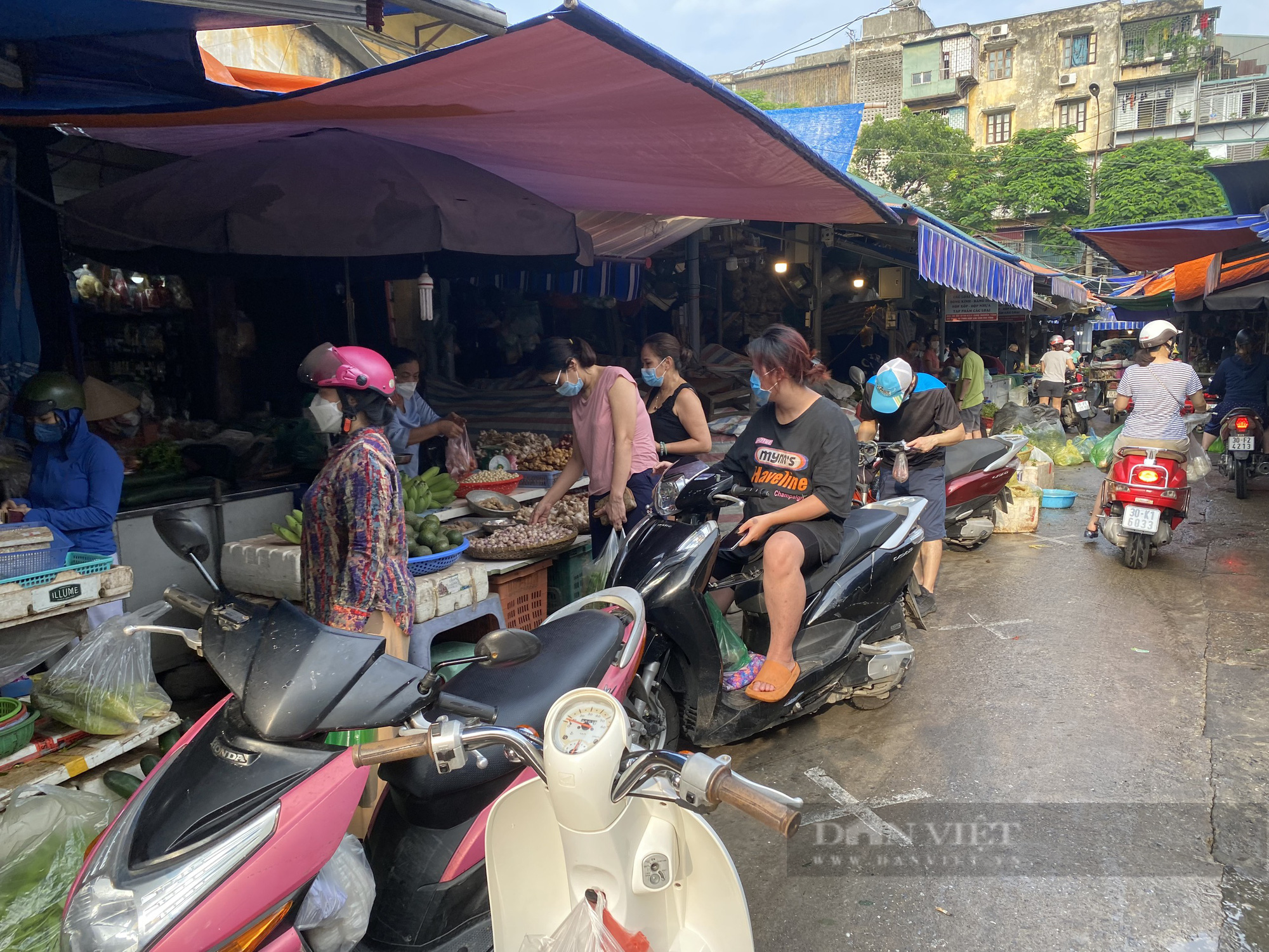 Áp dụng Chỉ thị 16 ở Hà Nội: Ra ngân hàng, cây ATM rút tiền có bị xử phạt không? - Ảnh 1.